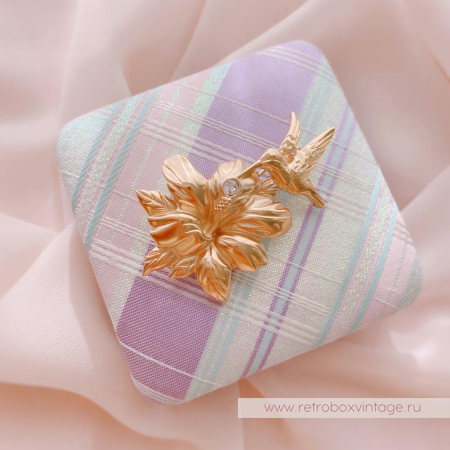 MONET Брошь «Колибри на цветке гибискуса»