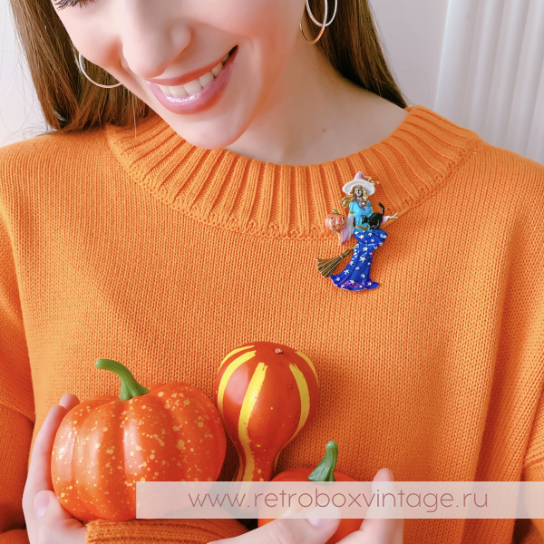 KIRKS FOLLY Брошь-кулон «Фея ведьма на метле в синем платье: серебро»