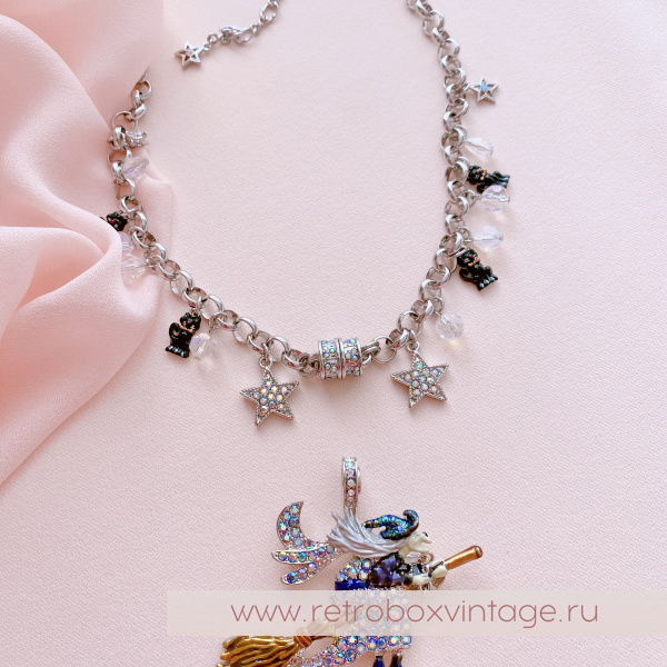 KIRKS FOLLY Кулон на магнитной цепочке "Ведьмы не стареют!"