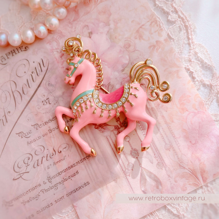 BOB MACKIE Брошь «Царская лошадь: розовая»