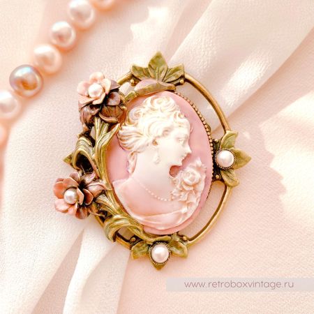 SWEET ROMANCE Брошь "Камея в цветах"