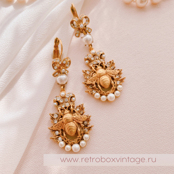ASKEW LONDON Серьги "Имперская пчела с короной и жемчугом" бант, левербек ASKEW LONDON Серьги "Имперская пчела с короной и жемчугом" бант, левербек
