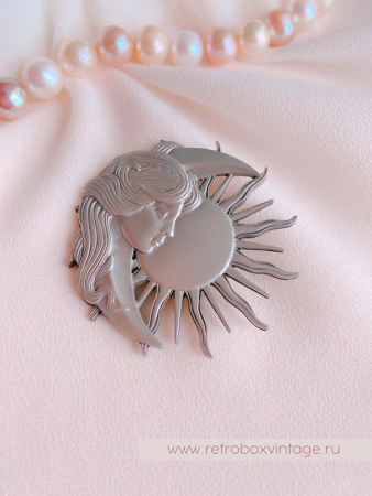 JJ / JONET JEWELRY Брошь «Девушка луна и солнце»