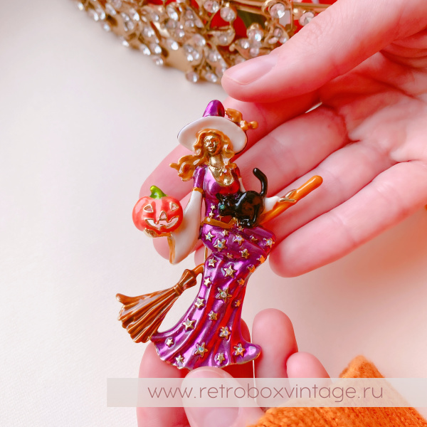 KIRKS FOLLY Брошь-кулон «Фея ведьма на метле в пурпурном платье: золото»