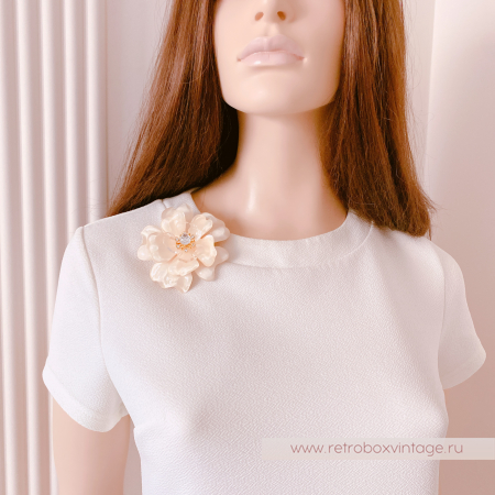 ST. JOHN Брошь «Нежная камелия»