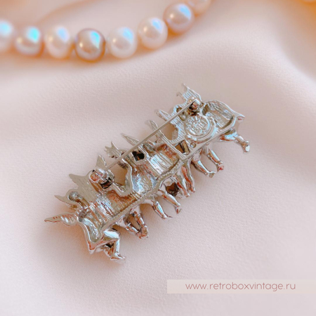 EDGAR BEREBI Брошь-пин «Шесть ангелов в ряд: серебро» EDGAR BEREBI Брошь-пин «Шесть ангелов в ряд: серебро»