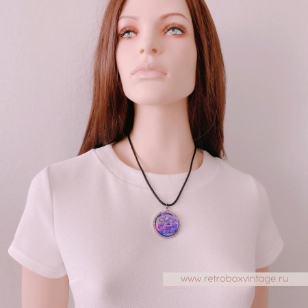 KIRKS FOLLY Кулон на кожаном шнуре «Водяная луна: фиолетовая»