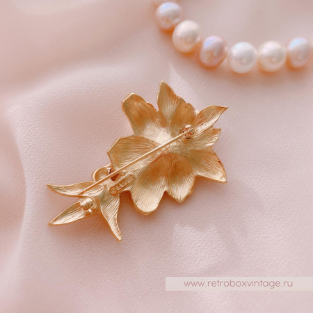 MONET Брошь «Колибри на цветке гибискуса»