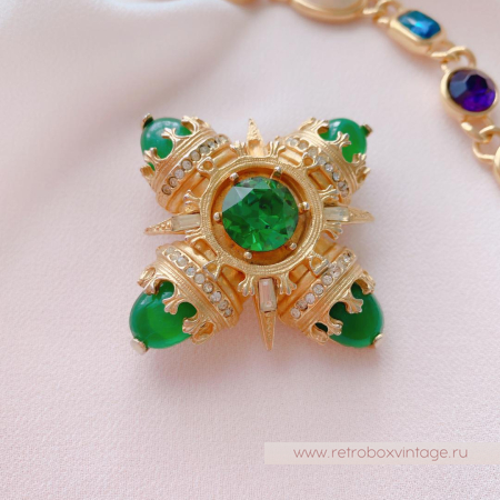 BENEDIKT N.Y. Брошь «Мальтийский крест изумруд»