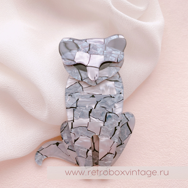 LEA STEIN Брошь «Кот Саша: серый мрамор» темные глазки