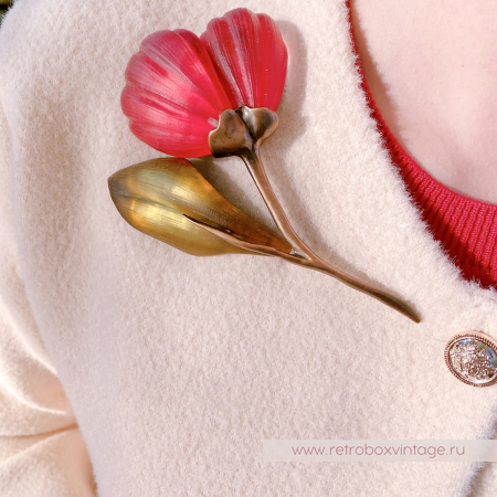 Пример как выглядит на одежде (брошь в другом цвете)
