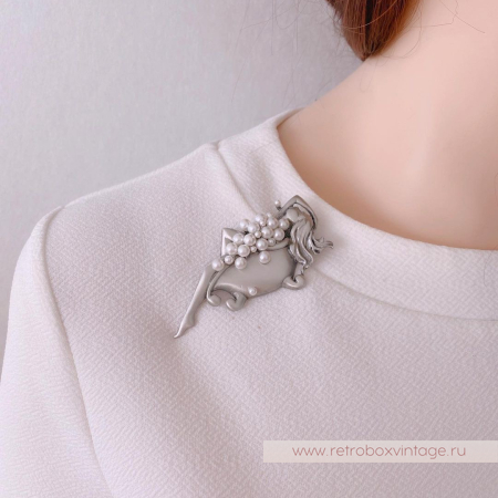 JJ / JONET JEWELRY Брошь «И пусть весь мир подождет: девушка в ванной» серебро и жемчуг