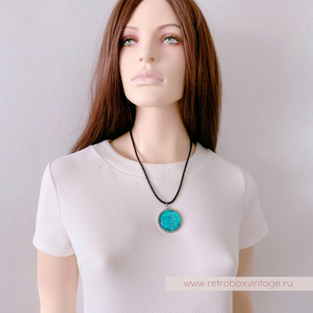 KIRKS FOLLY Кулон на кожаном шнуре "Лунная гладь: изумрудная водяная луна в серебре"