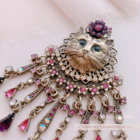 SWEET ROMANCE Брошь «Королева кошек: розово-пурпурные кристаллы»