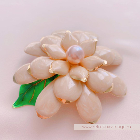 JOAN RIVERS Брошь «Пудрово-бежевая гардения»