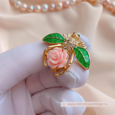 JOAN RIVERS Брошь «Пчелка-гардения»