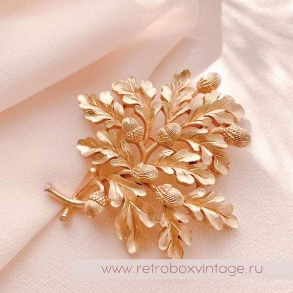 TRIFARI Брошь «Дубовая веточка с желудями: золото»