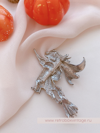 JJ / JONET JEWELRY Брошь "На шабаш: ведьмочка на метле" эмаль