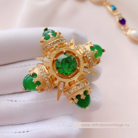 BENEDIKT N.Y. Брошь «Мальтийский крест изумруд»