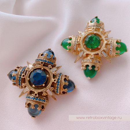 BENEDIKT N.Y. Брошь «Мальтийский крест изумруд»