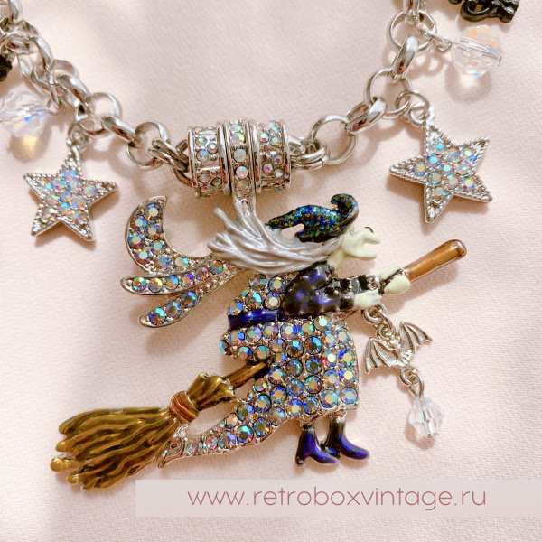 KIRKS FOLLY Кулон на магнитной цепочке "Ведьмы не стареют!"