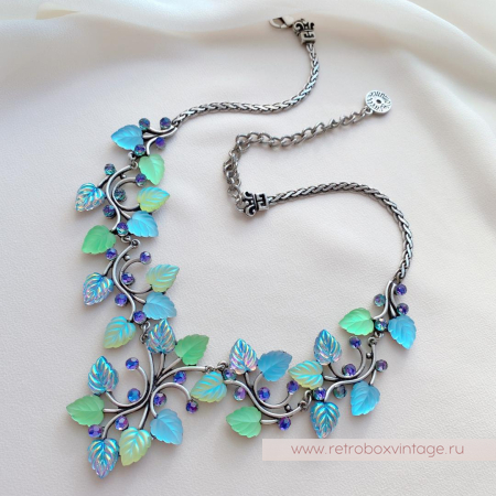 SWEET ROMANCE Колье «Нежное пробуждение: зелено-голубые листья в серебре»
