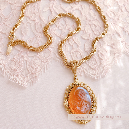 WHITING AND DAVIS Кулон на цепочке "Медовая камея"