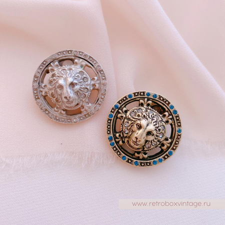 SWEET ROMANCE Брошь-пин «Медальон со львом: бронза» с кристаллами по кругу SWEET ROMANCE Брошь-пин «Медальон со львом: бронза» с кристаллами по кругу