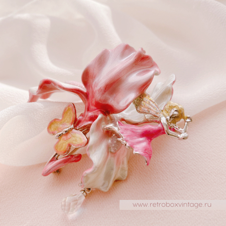 KIRKS FOLLY Брошь «Розовый ирис с феей, бабочкой и капелькой росы»