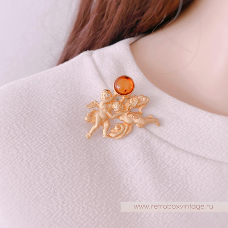 LOUIS STERN Брошь «Купидоны с янтарем»
