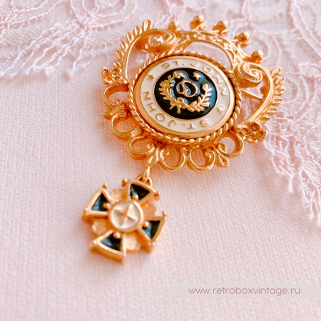 ST. JOHN Брошь "Символ чести" с подвеской крестом