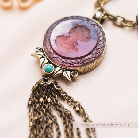 SWEET ROMANCE Ожерелье «Богиня: круглая инталия аметист» с кисточкой SWEET ROMANCE Ожерелье «Богиня: круглая инталия аметист» с кисточкой