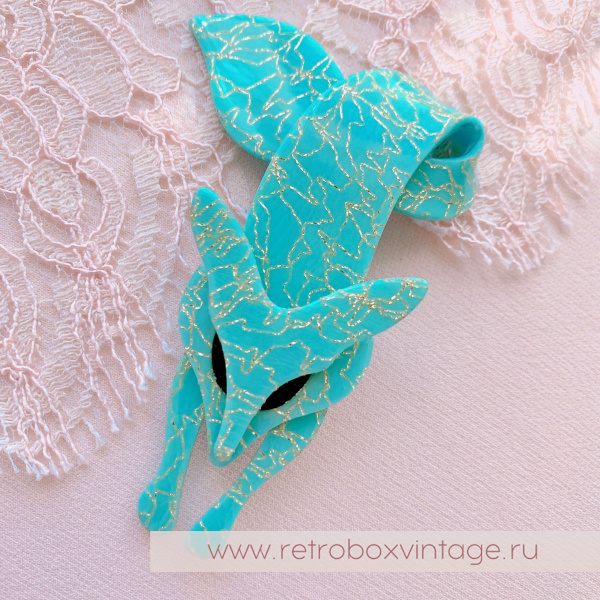 LEA STEIN Брошь "Лиса голубая: зимняя сказка с золотыми нитями" черные глазки