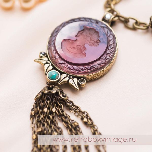 SWEET ROMANCE Ожерелье «Богиня: круглая инталия аметист» с кисточкой