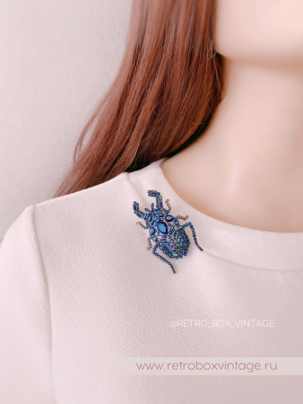 VERA WANG Брошь «Кристальный жук»