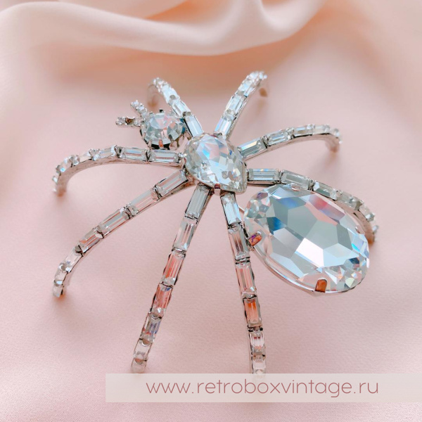 BUTTLER AND WILSON Брошь наплечная «Кристальный паучок: огранка багет»