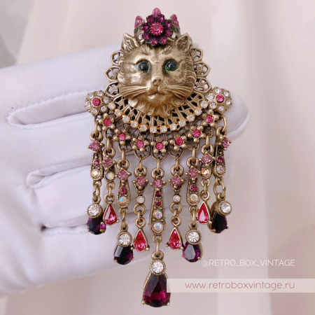 SWEET ROMANCE Брошь «Королева кошек: розово-пурпурные кристаллы»