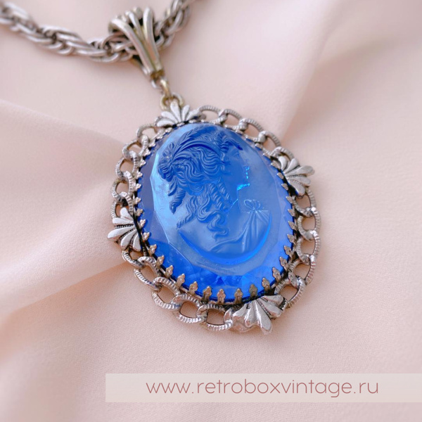 WHITING AND DAVIS Комплект «Голубые камеи» ожерелье и клипсы