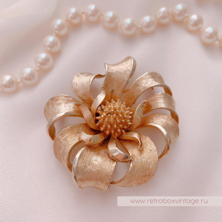 CORO Брошь «Золотая хризантема»