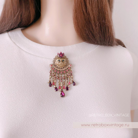 SWEET ROMANCE Брошь «Королева кошек: розово-пурпурные кристаллы»