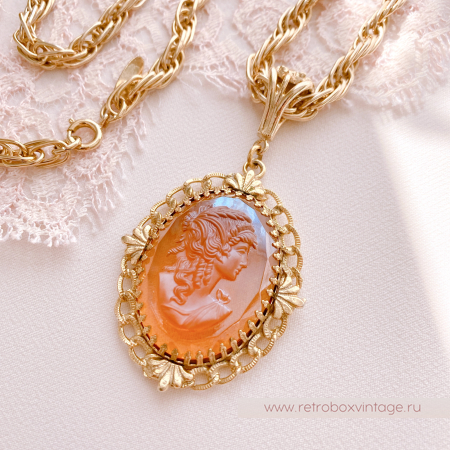 WHITING AND DAVIS Кулон на цепочке "Медовая камея"