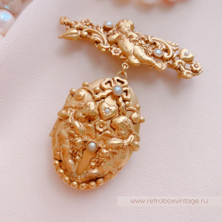 ASKEW LONDON Брошь-локет «Ангелочки»