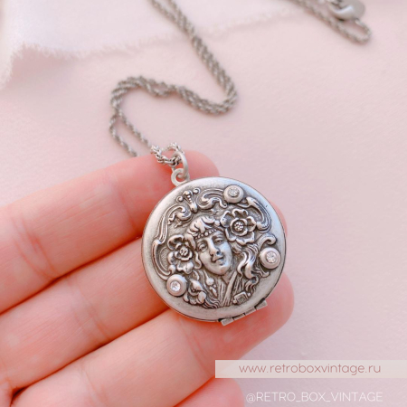 SWEET ROMANCE Кулон-локет на цепочке «Лалик: ар-нуво в серебре»