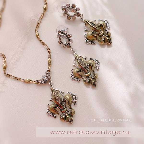 SWEET ROMANCE Кулон на цепочке "Флер де лис - королевская лилия" с кристаллами