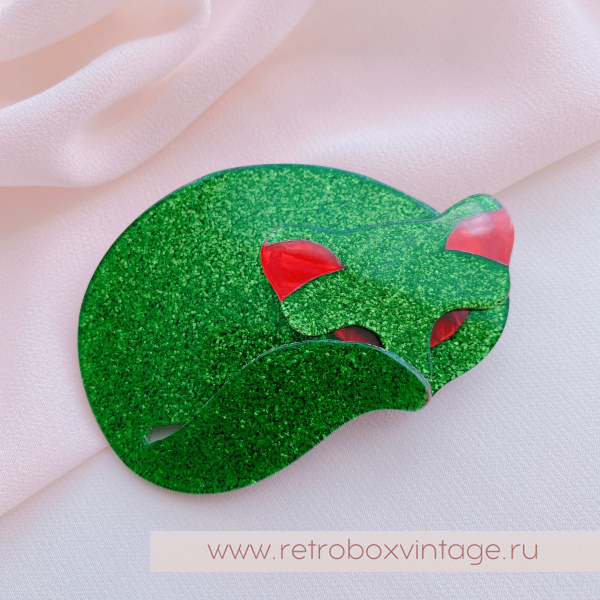 LEA STEIN Брошь «СПЯЩАЯ КОШКА ГОМИНА: ИЗУМРУДНОЕ СИЯНИЕ» зеленая с шимером, красные глазки