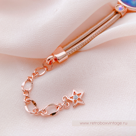 KIRKS FOLLY Браслет «Лунный свет: изумрудный хамелеон в розовом золоте на кожаном ремешке»