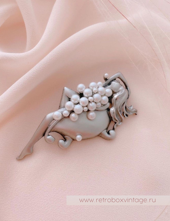 JJ / JONET JEWELRY Брошь «И пусть весь мир подождет: девушка в ванной» серебро и жемчуг