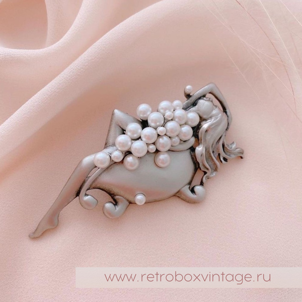 JJ / JONET JEWELRY Брошь «И пусть весь мир подождет: девушка в ванной» серебро и жемчуг