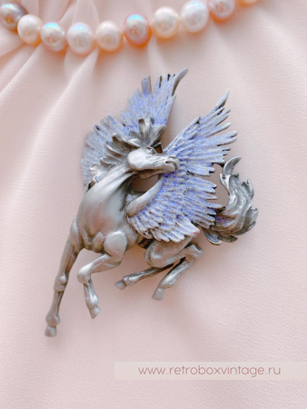 JJ / JONET JEWELRY Брошь «Крылатый пегас: лавандовый серебро»