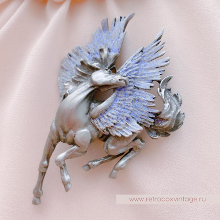 JJ / JONET JEWELRY Брошь «Крылатый пегас: лавандовый серебро»